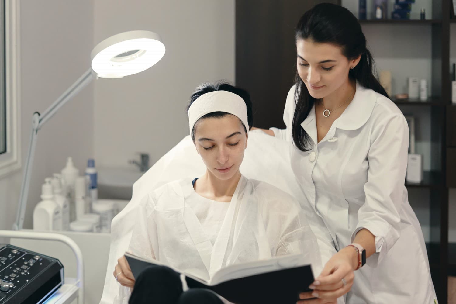 AI Agent untuk Klinik Kecantikan dan Salon: Otomatisasi Booking, CS, dan Follow Up
